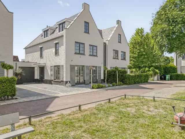 Luxe Villa te Koop in Leidschenveen 5 slaapkamers Zwembad