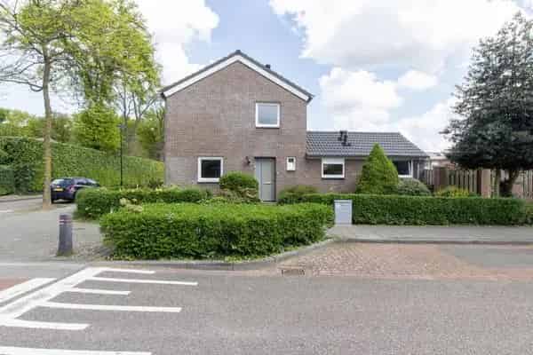 Twee Onder Een Kapwoning Beesel 3 slaapkamers Grote Tuin