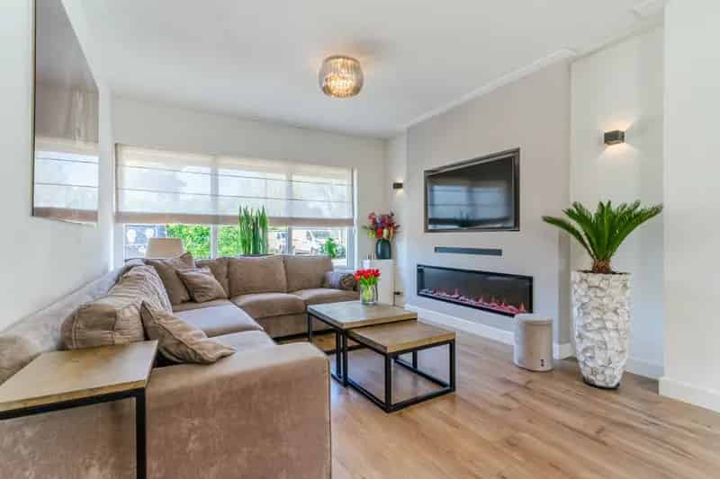 Moderne Hoekwoning met Garage en 10 Zonnepanelen
