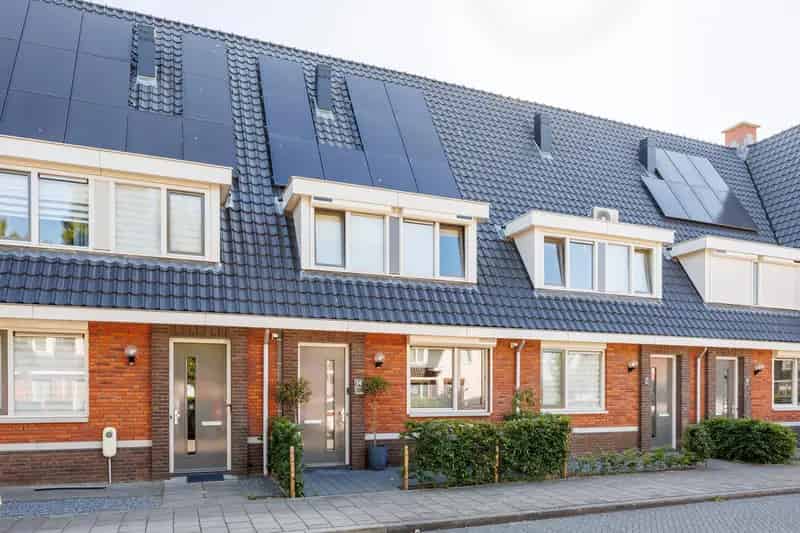 3 Slaapkamer Middenwoning Deest  Instapklaar Ruime Tuin Zonnepanelen