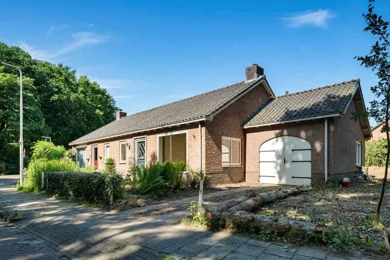 2-onder-1-kapwoning te Renkum: Ruime Semi-bungalow met Garage
