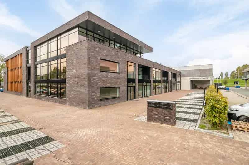 Bedrijfshal te huur Lijnden showroom kantoorruimte A9 A5