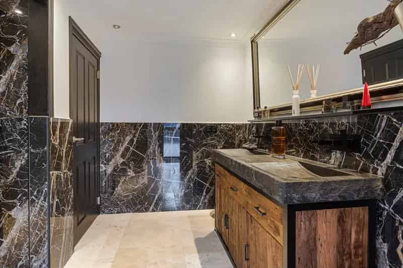 Vrijstaande Villa met Bedrijfsruimte en 2 Appartementen te Koop