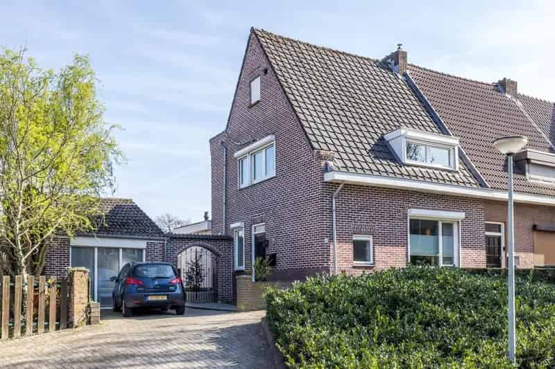 Halfvrijstaande woning met grote hobbyruimte Brunssum