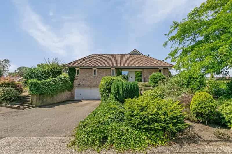 Luxe villa met grote tuin, 4 slaapkamers en souterrain