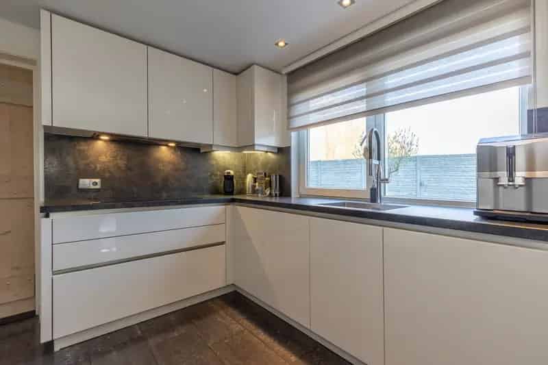 Bedrijfshal Heerlen te koop: woning met loods en kantoor