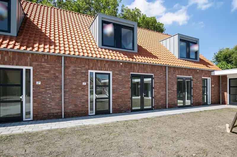Te Huur Deltastraat 2C: Ruime Tussenwoning met 3 Slaapkamers
