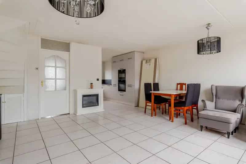 Almere Buiten: Ruime 4-Kamerwoning met 3 Slaapkamers, Moderne Keuken en Badkamer
