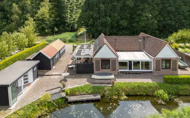Huis te koop Spijkenisse: Ruime gezinswoning met tuin aan het water