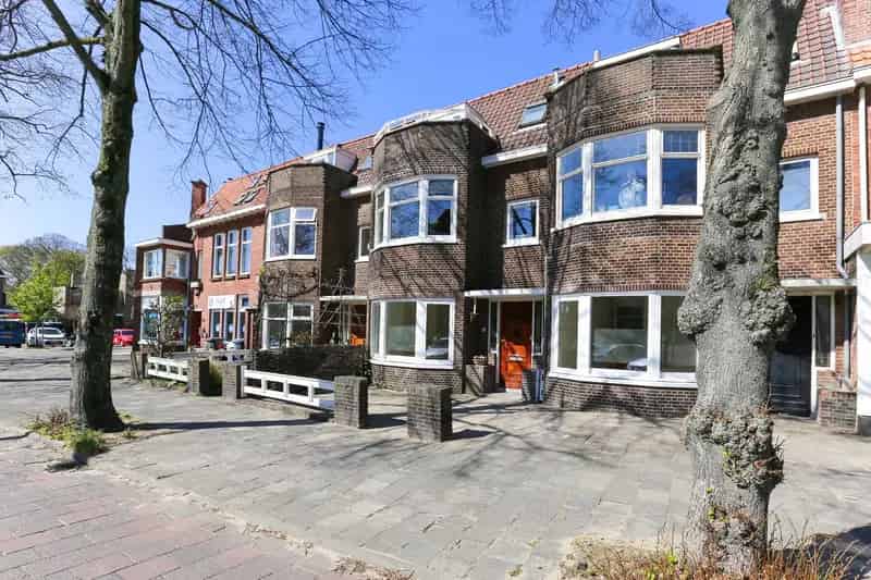 Gerenoveerde Dubbele Bovenwoning Rijswijk 2 slaapkamers Grote Tuin