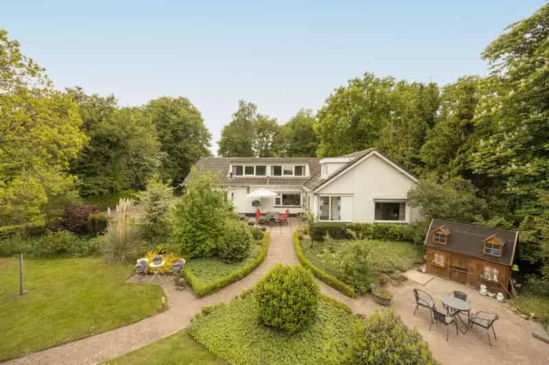 Huis te koop: Ruime gezinswoning met zwembad en parktuin