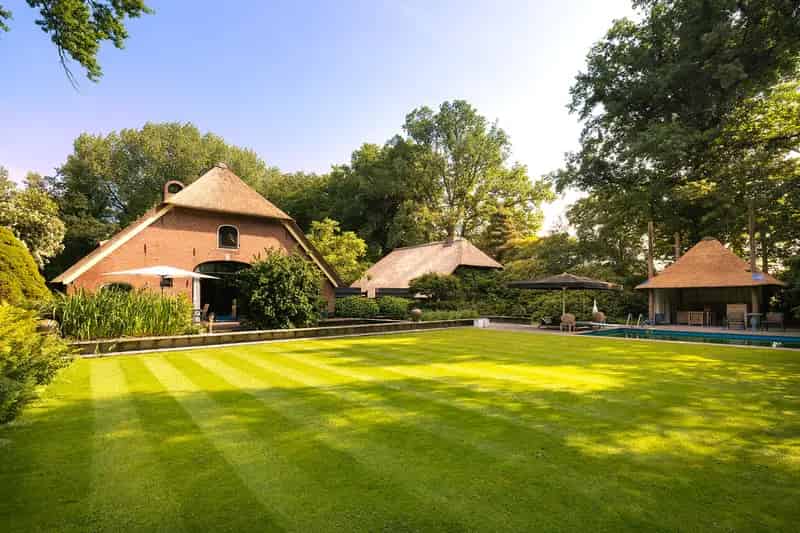 Luxe Design Woonboerderij met Zwembad en Paardenstallen