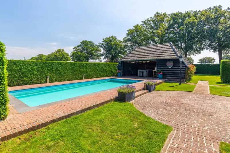 Half vrijstaande woonboerderij Wilbertoord 5 slaapkamers zwembad
