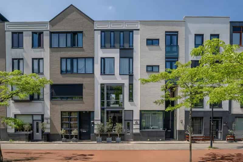 Ruim Herenhuis 4 slaapkamers Barendrecht Nabij Rotterdam