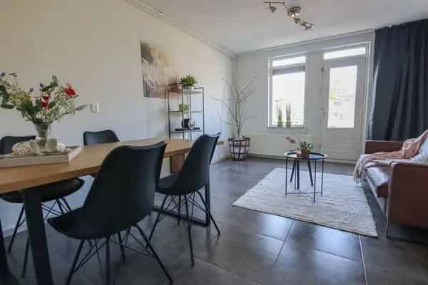Ruime 3-kamer Maisonnette Alkmaar - 2 slaapkamers - Terras - Eigen Grond