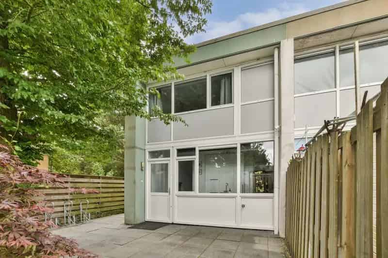 Huis te koop Amsterdam Zuidoost Kantershof: Ruime gezinswoning met tuin en parkeerplaats