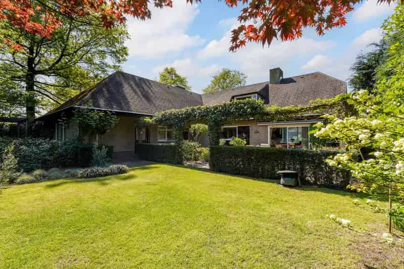 Luxe Villa te Koop: 5 Slaapkamers, 2 Badkamers, Dubbele Garage