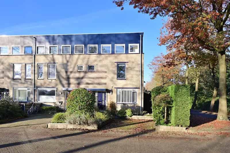 Huis te koop Huizen: Ruime gezinswoning met kantoor aan huis