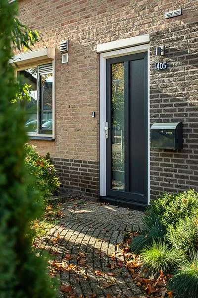 Uitgebouwde Hoekwoning met Garage, Berging en Tuin in Kindvriendelijke Omgeving