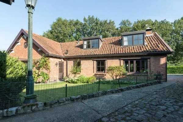 Prachtige Vrijstaande Semi-Bungalow te Koop in Rustige Straat