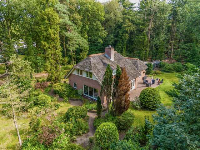 Vrijstaand Rietgedekt Landhuis met Inpandige Garage en Bosrijke Tuin in Ommen Zuid