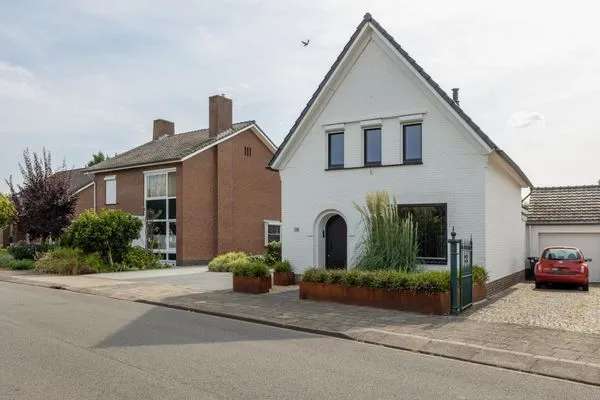 Gerenoveerde Jaren 30 woning met 3 slaapkamers, zwembad en tuin in Echt Pey