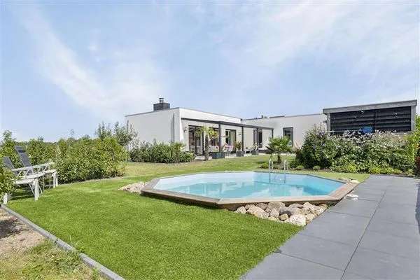 Landelijk Wonen in Almere Oosterwold - Luxe Villa met Zwembad en Moderne Gemakken