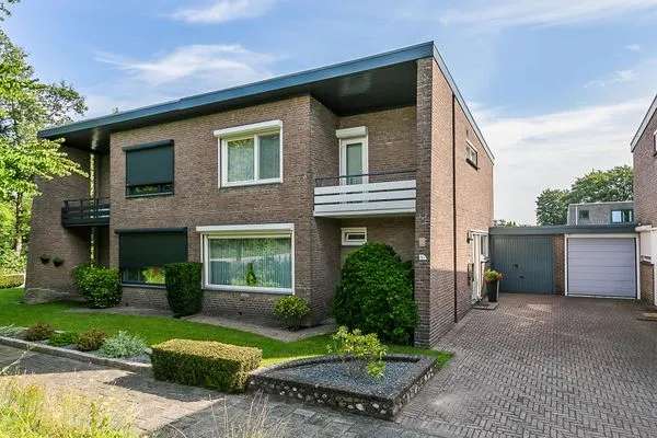 Leuk gelegen woonhuis met aanbouw en terrasoverkapping