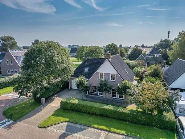 Vrijstaande woning met 5 slaapkamers en grote tuin in Blauwhuis