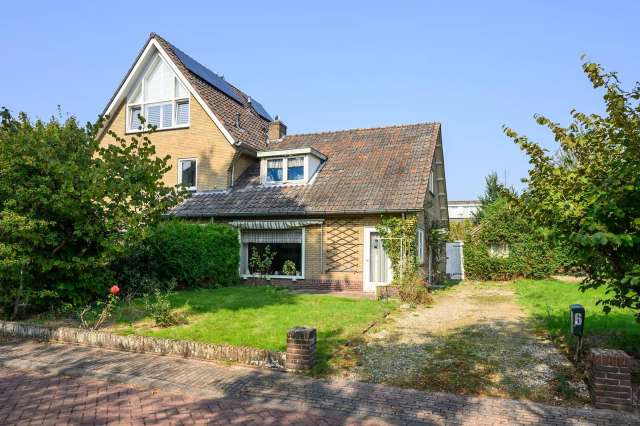 Te renoveren halfvrijstaand huis met 600 m2 grond in gewilde woonomgeving