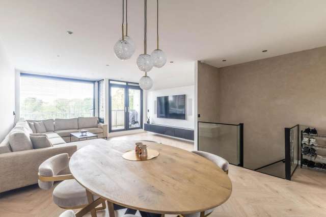 Gerenoveerd Appartement 100m2 Nieuw West Eigen Grond Balkon Zuid