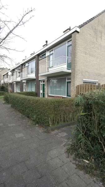 Architectenbungalow met eigen aanlegsteiger aan het Oegstgeester kanaal