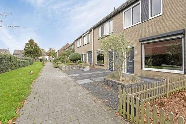 Tussenwoning Te Koop in Heinkenszand, Zeeland