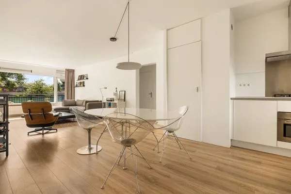 Gerenoveerd 4-kamer appartement met balkon en parkeerplaats in Amsterdam Noord