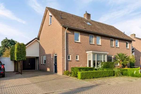 Ruime Tweekapper met Garage en Privacy Biedende Achtertuin in Lierop