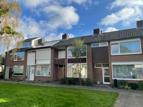 Ruime Tussenwoning Westrand Nabij Diverse Voorzieningen