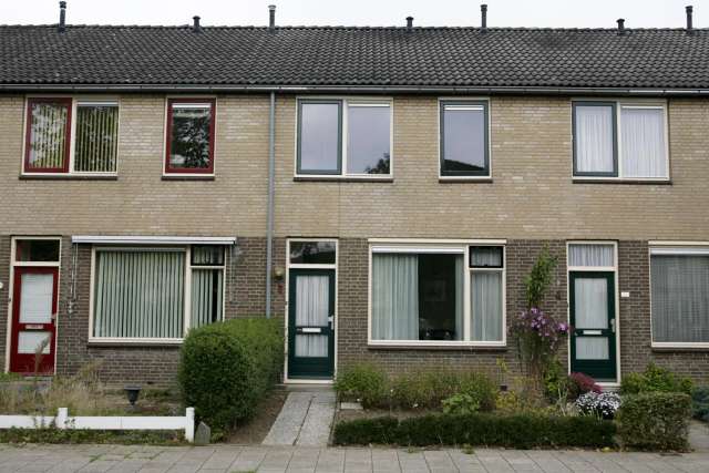 Woning in de buurt van Winkelcentrum-Elderveld met openbaar vervoer, scholen en speelruimte