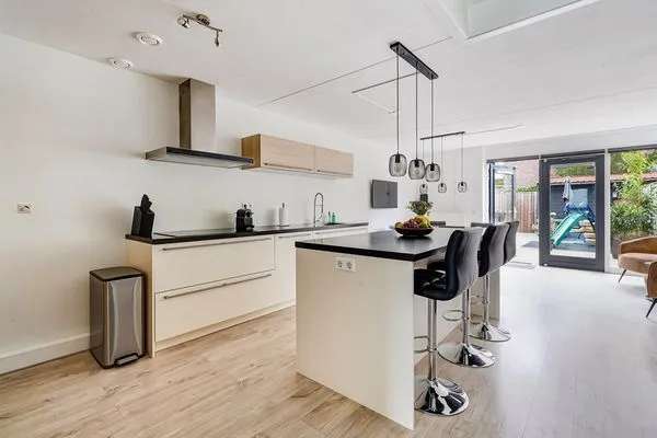 Tussenwoning Te Koop in Den Haag, Zuid-Holland