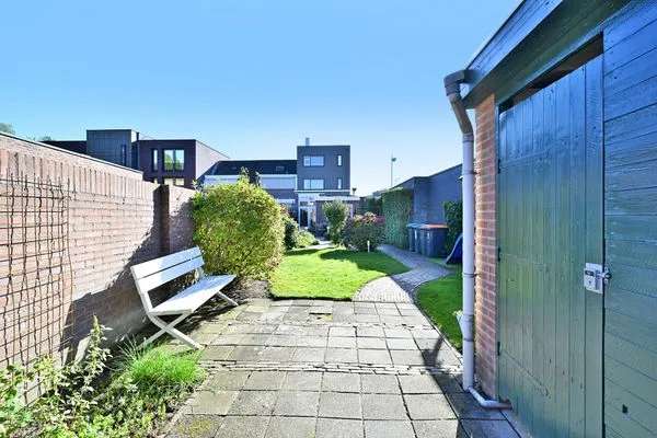 Moderne energiezuinige woning met bedrijfs-/kantoorruimte en garage/bedrijfshal in Tilburg