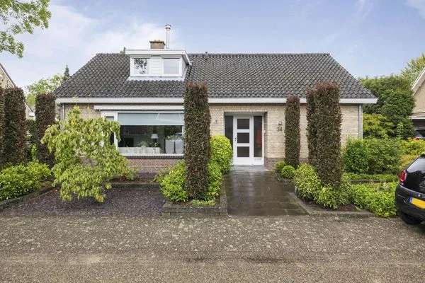 Semi Bungalow te Koop in Rustige Woonwijk Nabij Centrum