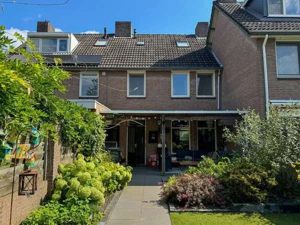 Royale Tussenwoning met Speels Architectuur in Dommelen