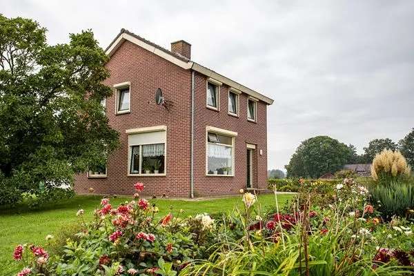 Vrijstaande woning met dubbele garage, werk- en opslagruimten in natuurgebied de Bruuk