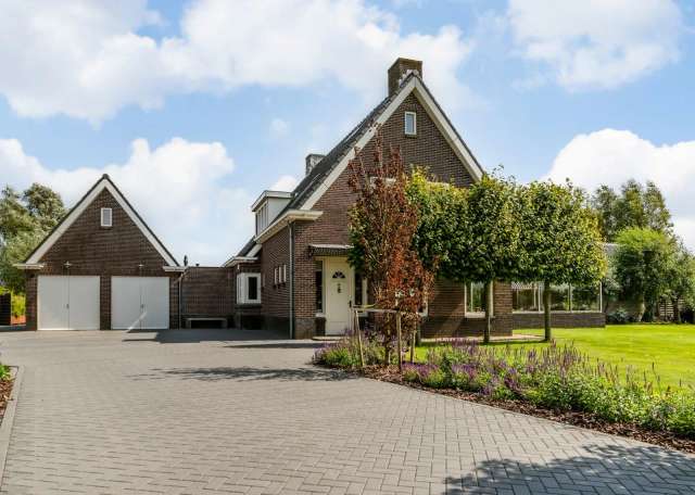 Vrijstaand Landhuis met Grote Tuinkamer, Dubbele Garage en Houten Kapschuur op Ruim Perceel