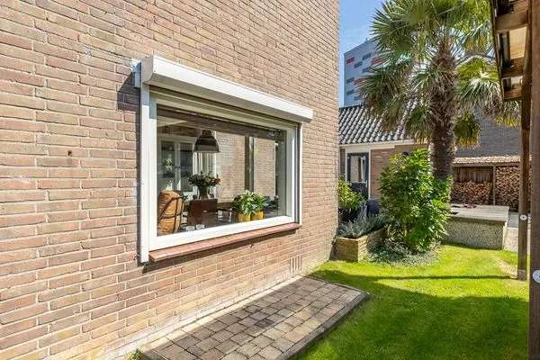 Royale Hoekwoning in Paauwenburg met Uitbouw, Garage en Tuin