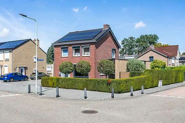 Instapklare woning met 4 slaapkamers, inpandige garage, mooie tuin en zonnepanelen in de Rumpenerbeemden