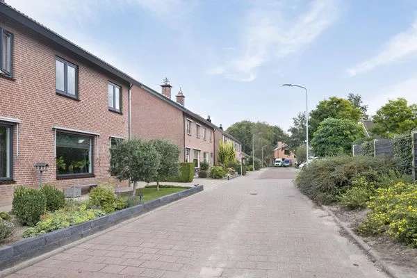 Twee Onder Een Kap Woning Garderen 4 Slaapkamers Moderne Keuken Tuin Met Veranda