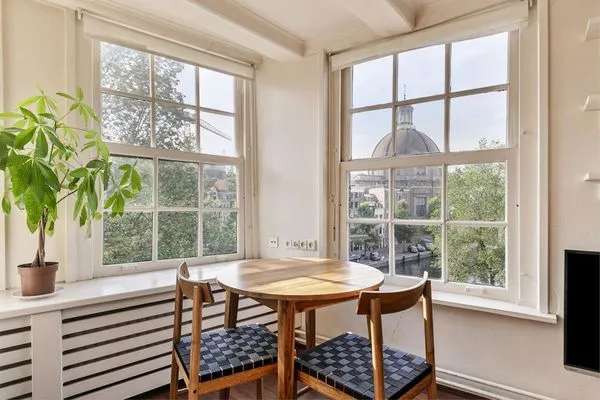 Hoekappartement met uitzicht op de Brouwersgracht in Amsterdam