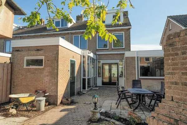 Hoekwoning met garage en berging in De Goorn