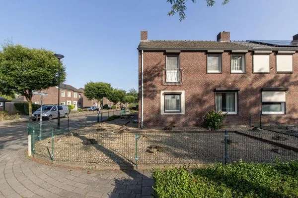 Twee onder een kapwoning met L-vormige woonkamer in Reuver