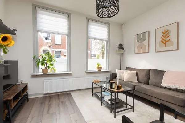 Tussenwoning met achtertuin en achterom, vlakbij centrum Sneek